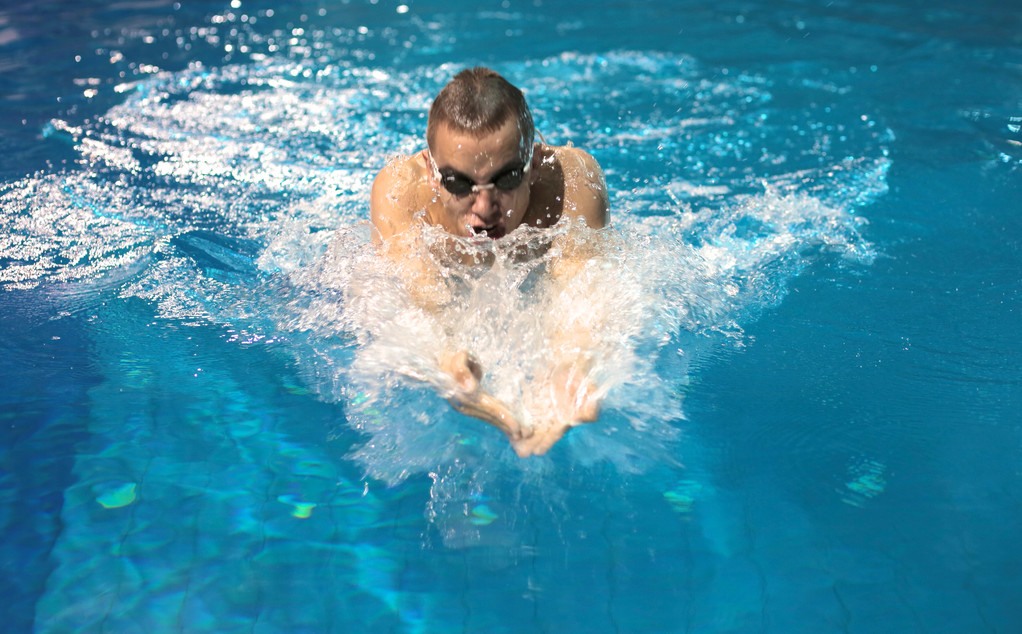 Άντρας κολυμβητής στην πισίνα. Υποθαλάσσια φωτογραφία. - Φωτογραφία, εικόνα
