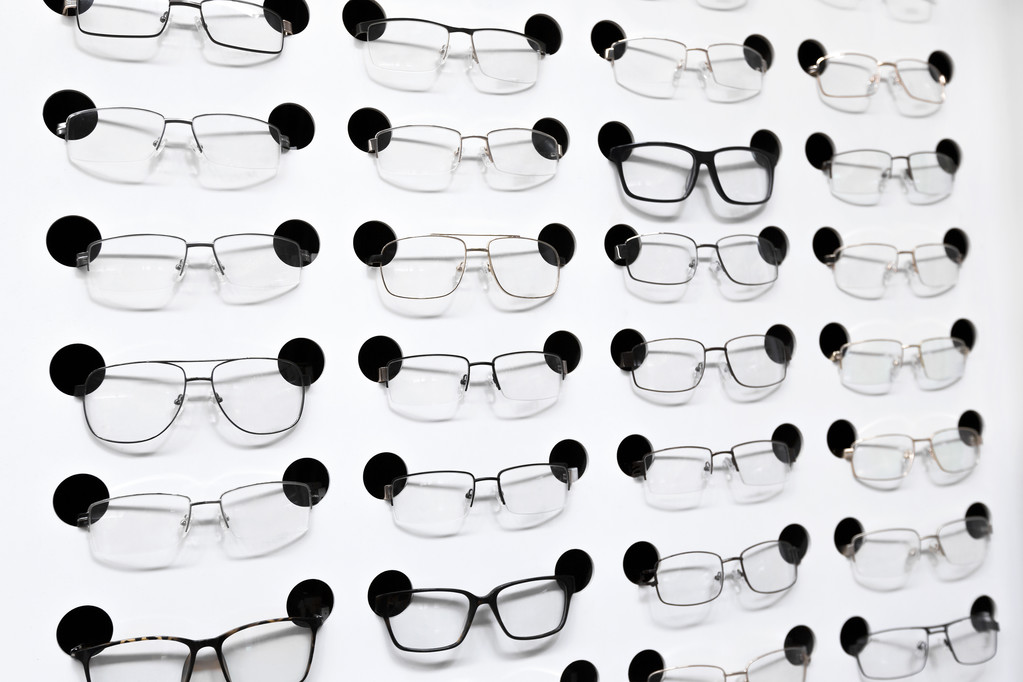 lunettes sur l'étagère dans la boutique
 - Photo, image