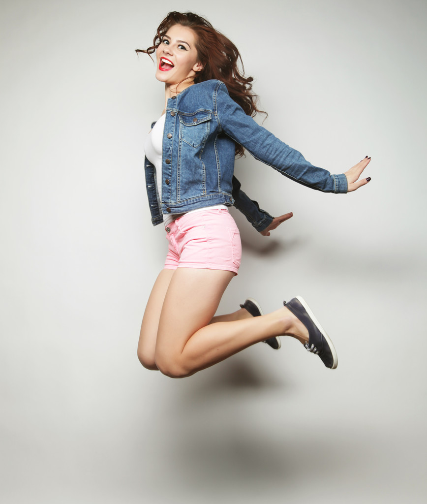 sorrindo jovem mulher pulando no ar - Foto, Imagem