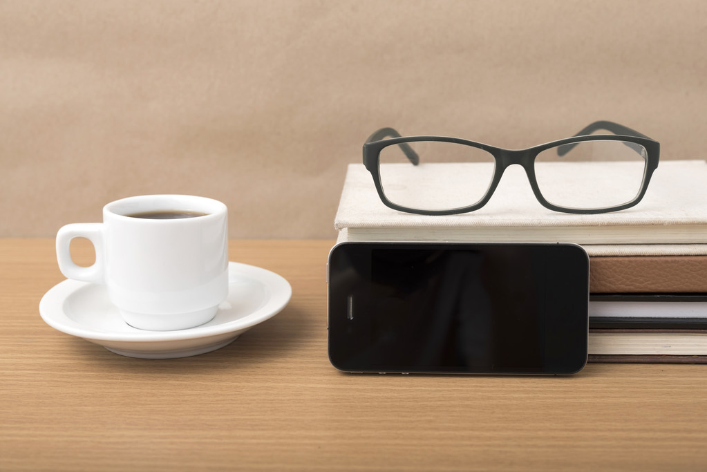 koffie, telefoon, stapel van boek en brillen - Foto, afbeelding