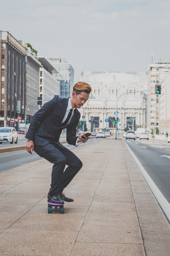 Jeune beau modèle asiatique chevauchant son skateboard
 - Photo, image