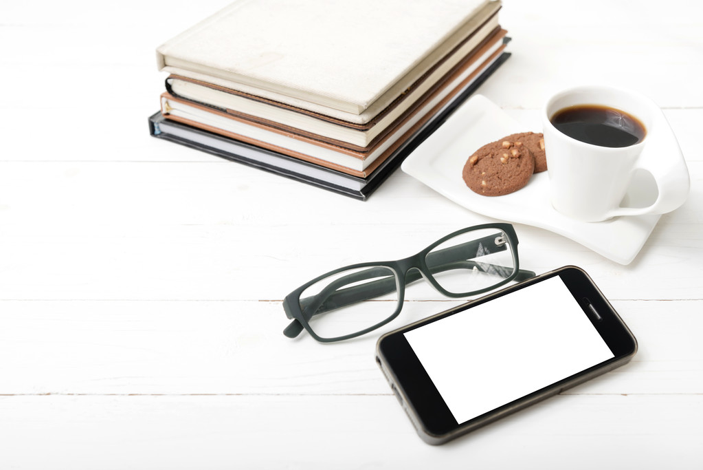 šálek kávy s cookie, telefon, Stoh knih a brýle - Fotografie, Obrázek
