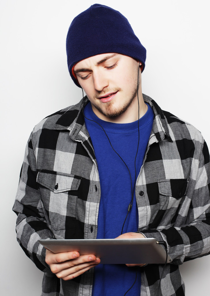 schöner junger Mann arbeitet an digitalem Tablet - Foto, Bild