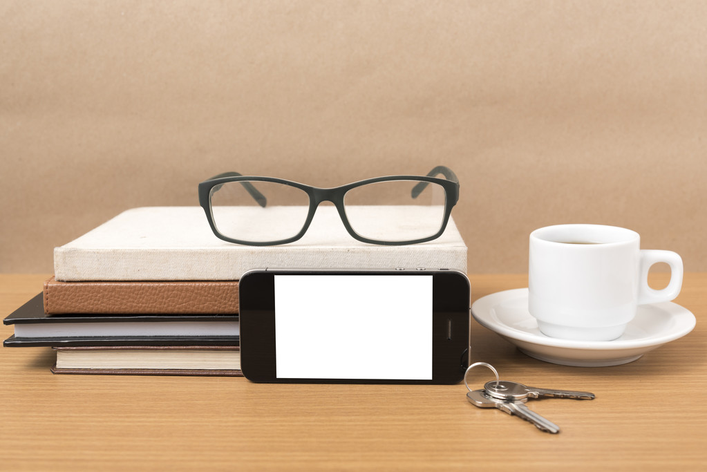 kahve, telefon, anahtar, gözlük ve kitap yığını - Fotoğraf, Görsel