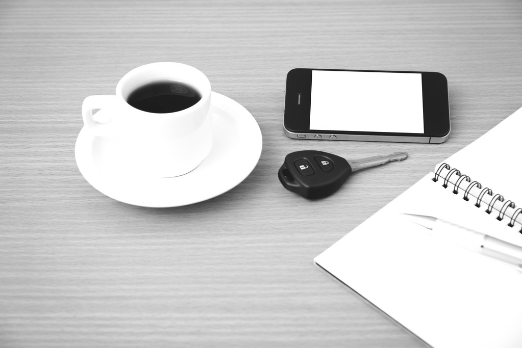 xícara de café com chave de carro de telefone e o bloco de notas - Foto, Imagem