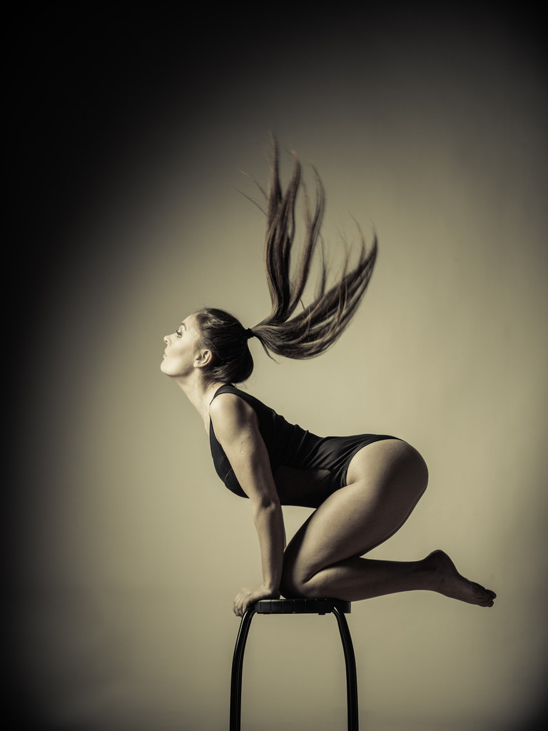 Женщина с стройным телом, позирующая
 - Фото, изображение