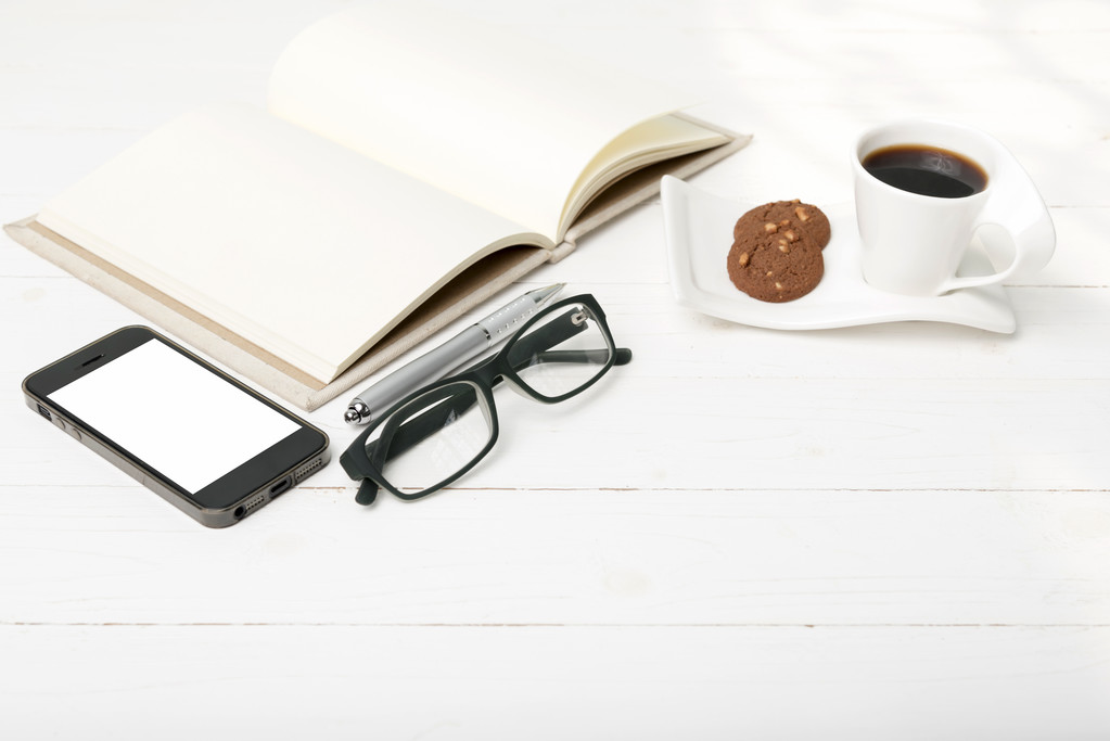 filiżanka kawy z plików cookie, telefon, notatnik i okulary - Zdjęcie, obraz