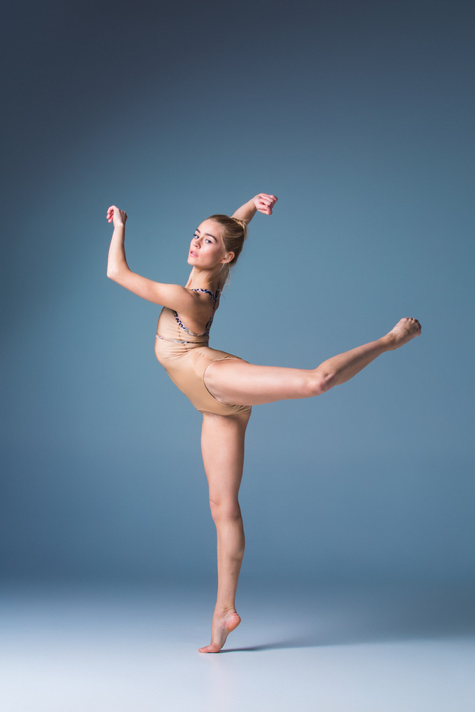 Jeune belle danseuse de style moderne posant sur un fond de studio - Photo, image