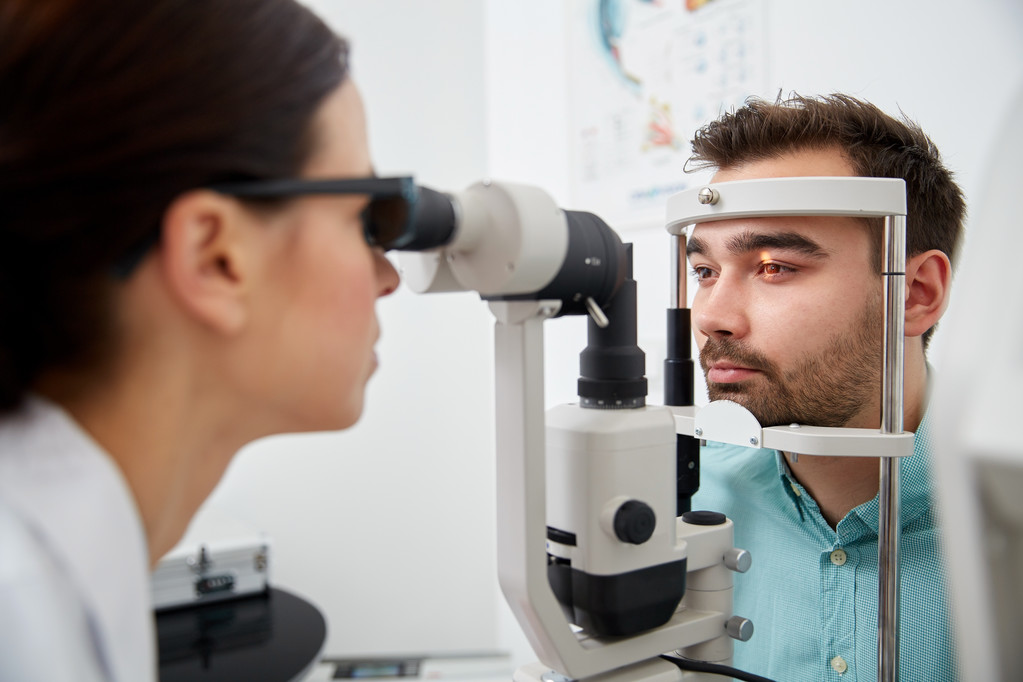 Optiker mit Tonometer und Patient in Augenklinik - Foto, Bild