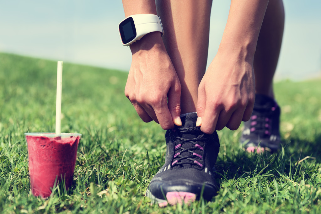 runner tying laces with fruit smoothie - Φωτογραφία, εικόνα