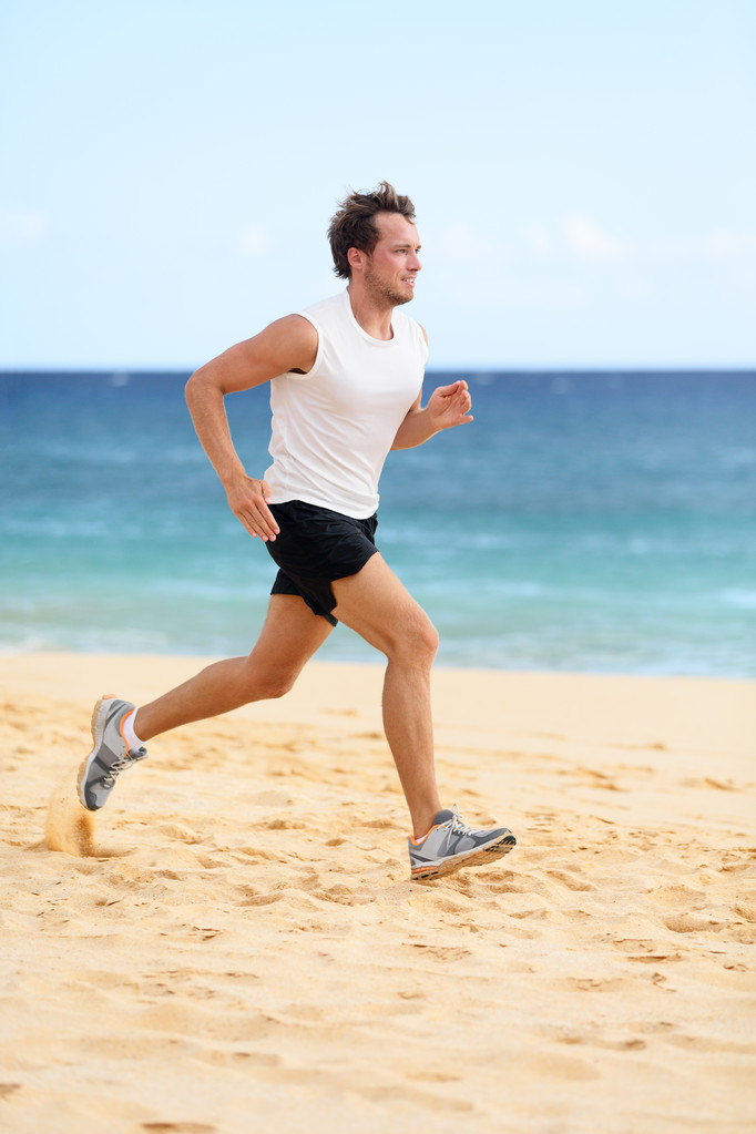 corredor hombre corriendo en playa
 - Foto, imagen