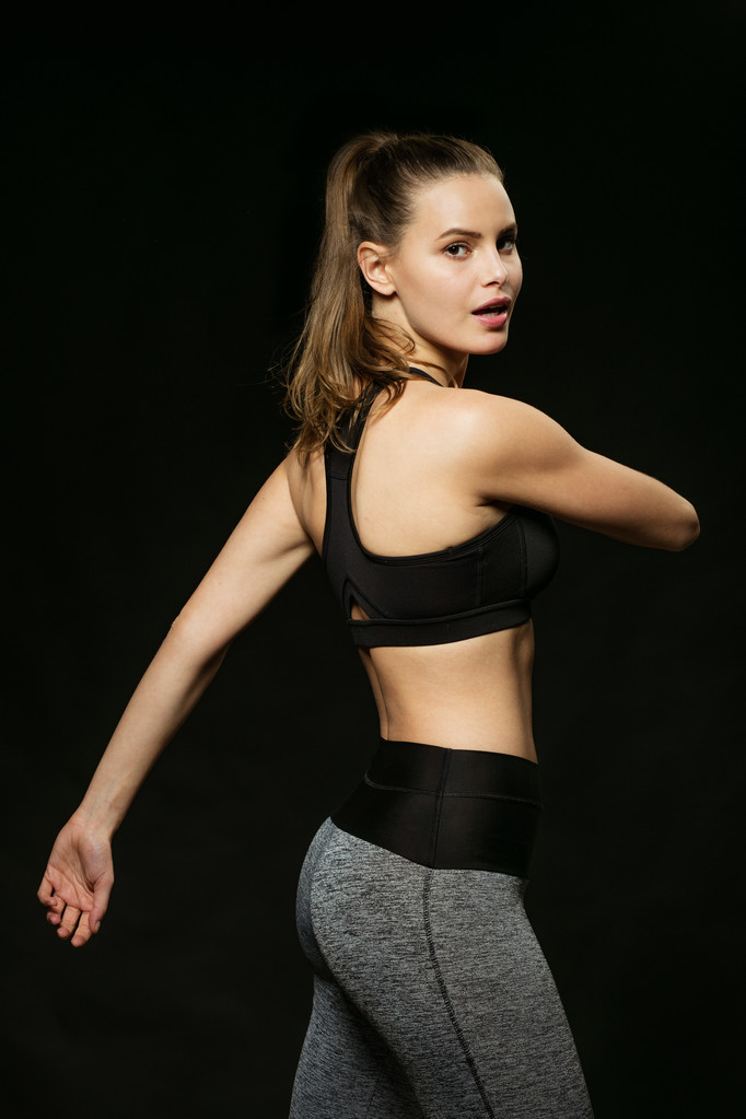 mujer atlética haciendo deporte, levantando pesas
 - Foto, imagen