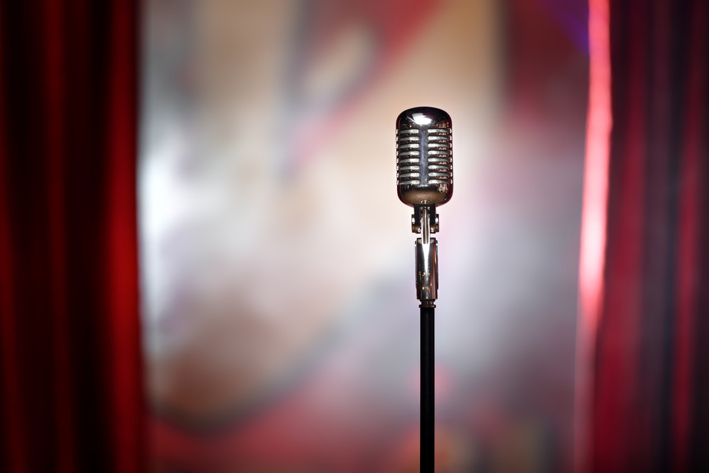 retro microphone and red curtain - Foto, afbeelding