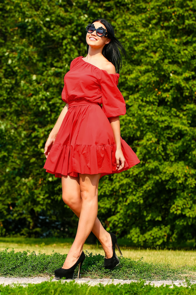 Красивая женщина в красном платье  - Фото, изображение