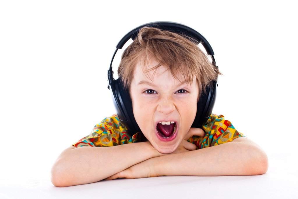 Retrato de un niño escuchando música en auriculares
 - Foto, imagen