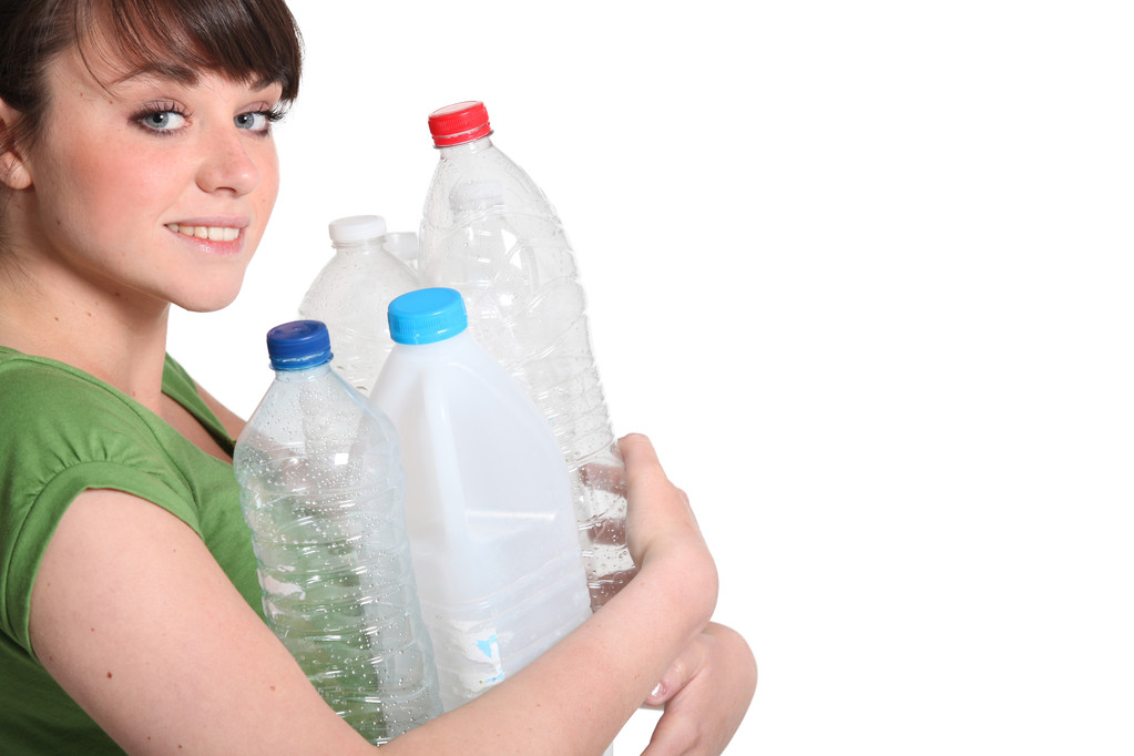 プラスチック製のボトルをリサイクルの女性 - 写真・画像