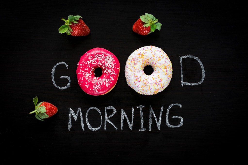 Ντόνατς και φράουλες. Καλημέρα χαιρετισμό γραπτή επί του σκάφους μαύρη κιμωλία - Φωτογραφία, εικόνα