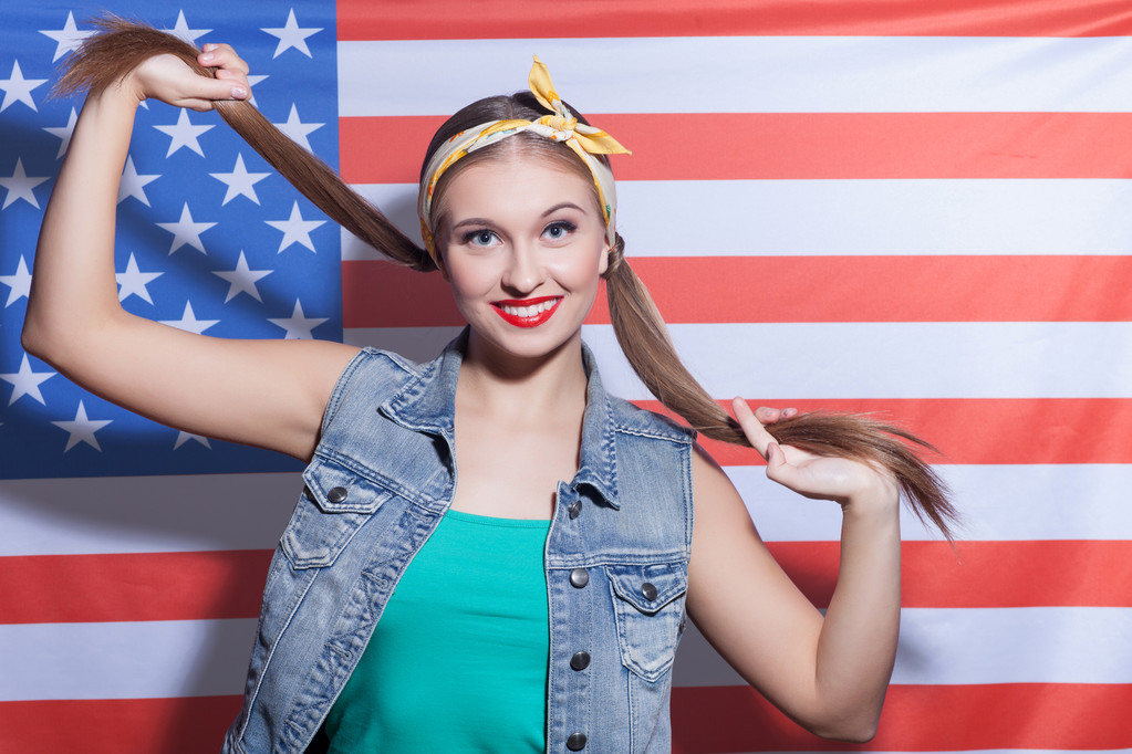Iloinen amerikkalainen tyttö on ylpeä maastaan
 - Valokuva, kuva