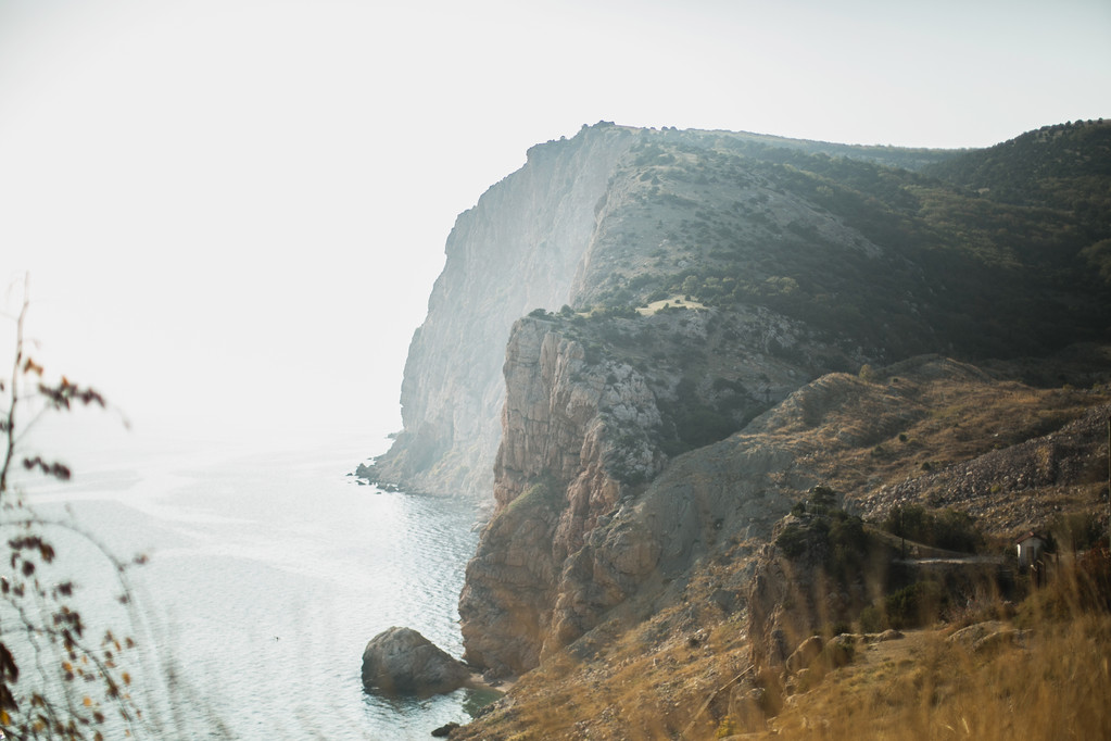 μεγάλο βουνό και θάλασσα στην Κριμαία. Ακρωτήριο Fiolent το φθινόπωρο - Φωτογραφία, εικόνα