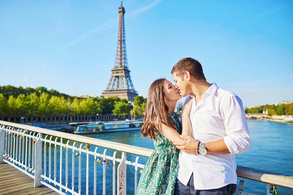 Mladý romantický pár tráví svou dovolenou v Paříži - Fotografie, Obrázek