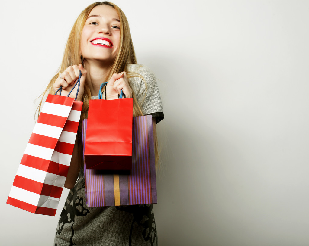 Portret młodej uśmiechniętej kobiety z torbami na zakupy - Zdjęcie, obraz