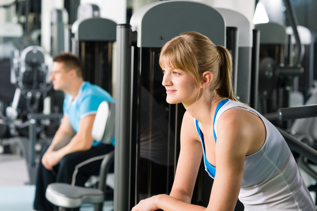 twee op fitness center-oefening machine - Foto, afbeelding