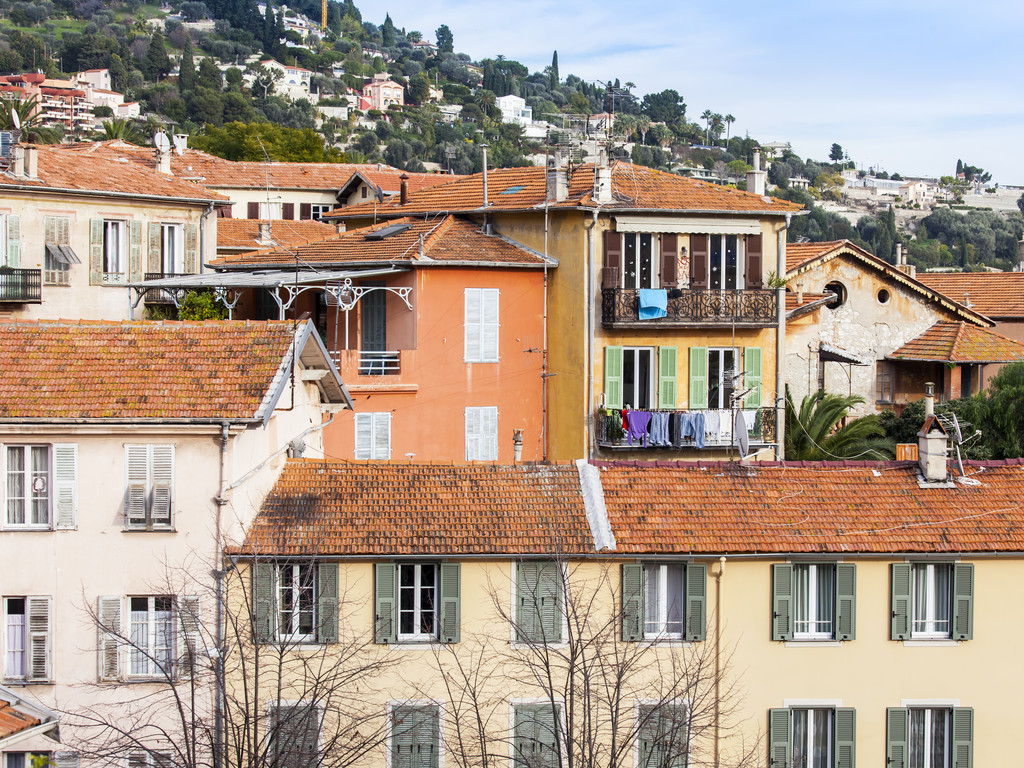 Βιλφράνς-Σιρ-Μερ, Γαλλία, στις 8 Ιανουαρίου 2016. Κατοικίες στην πλαγιά ενός βουνού. Αρχιτεκτονικές λεπτομέρειες. - Φωτογραφία, εικόνα