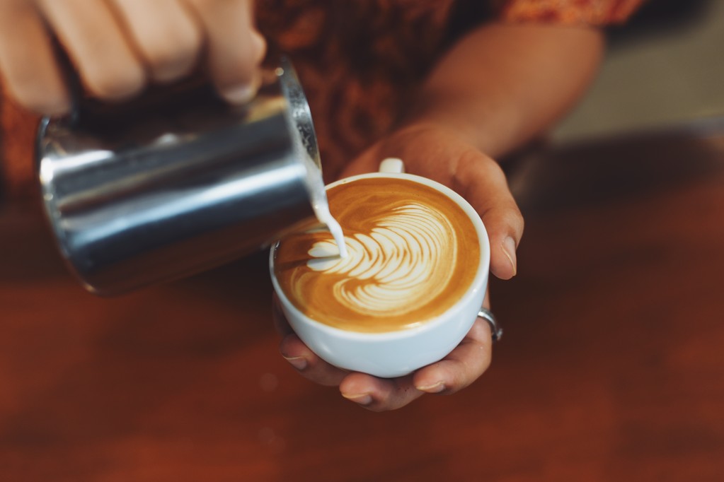 kahvi latte taidetta kahvilassa
 - Valokuva, kuva