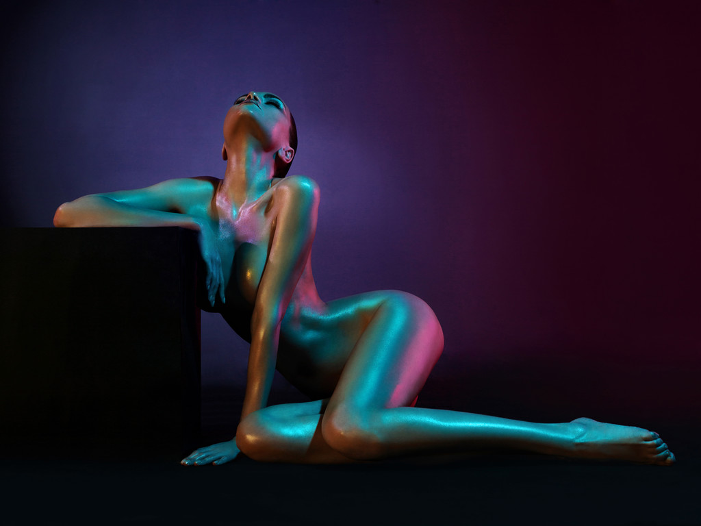 Élégant modèle nu dans les projecteurs de couleur claire
 - Photo, image