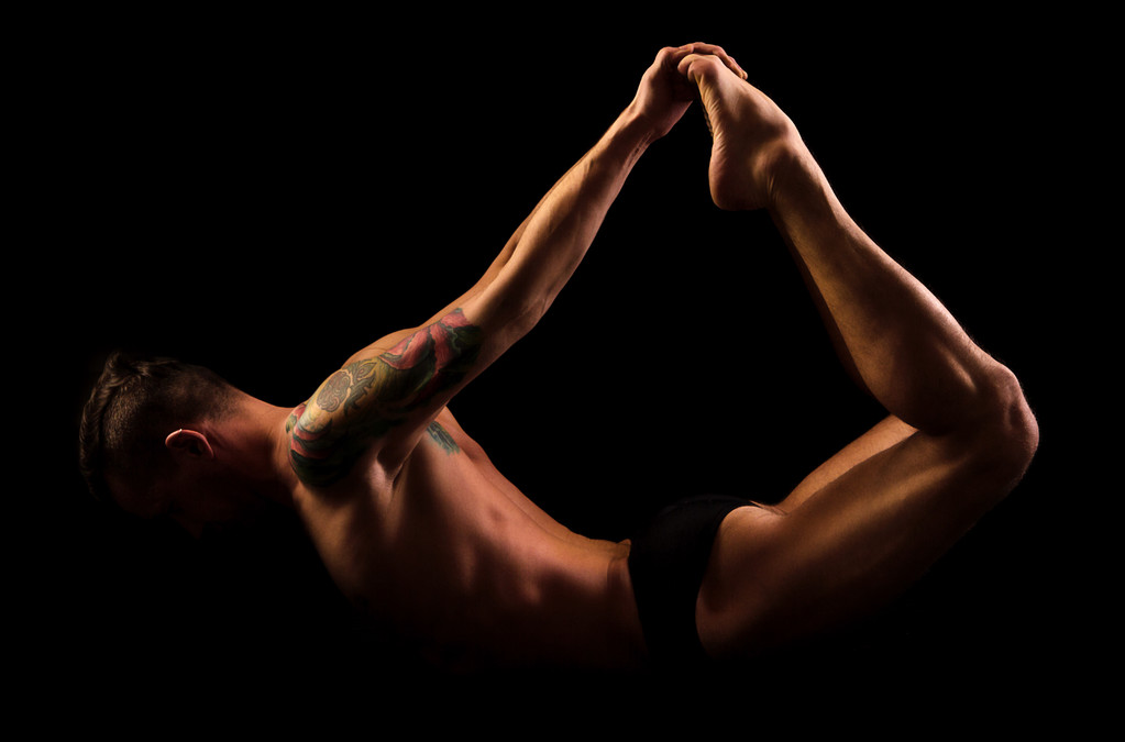 Yoga und Gymnastik auf schwarzem Hintergrund - Foto, Bild