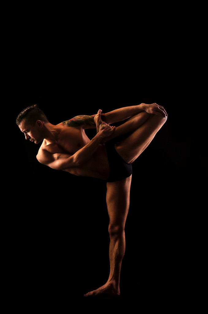 Pratique ioga e ginástica em um fundo preto
 - Foto, Imagem