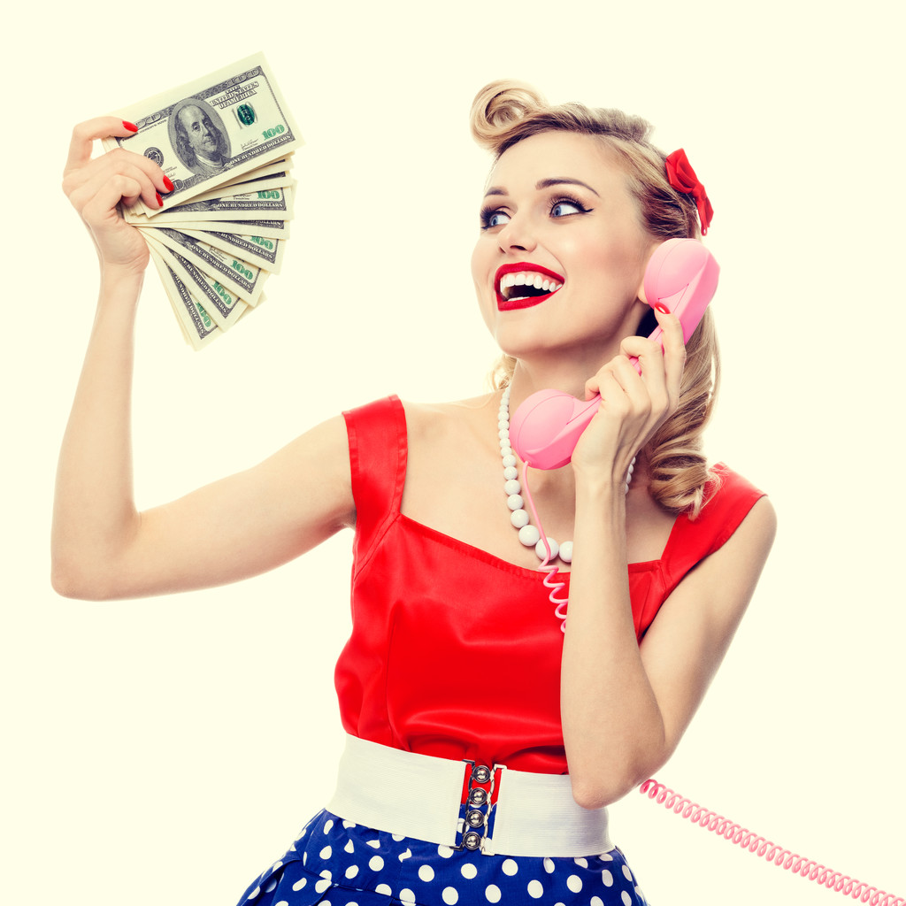 женщина с деньгами, разговаривает по телефону, одета в пинап стиле Дрес
 - Фото, изображение