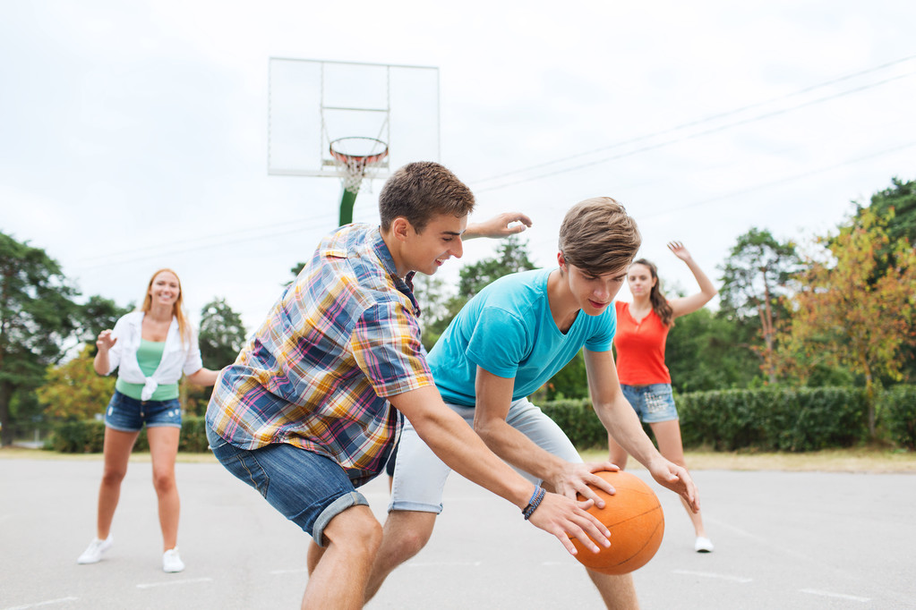 バスケット ボールをして幸せな 10 代の若者のグループ - 写真・画像