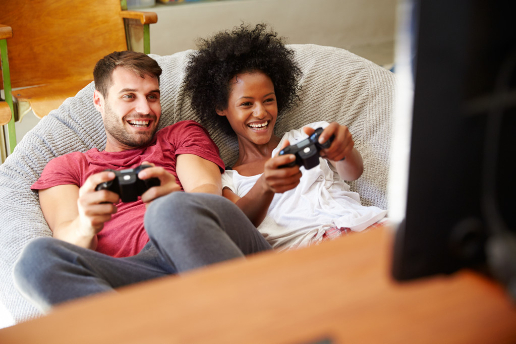 пара, играющая в видеоигры вместе
 - Фото, изображение