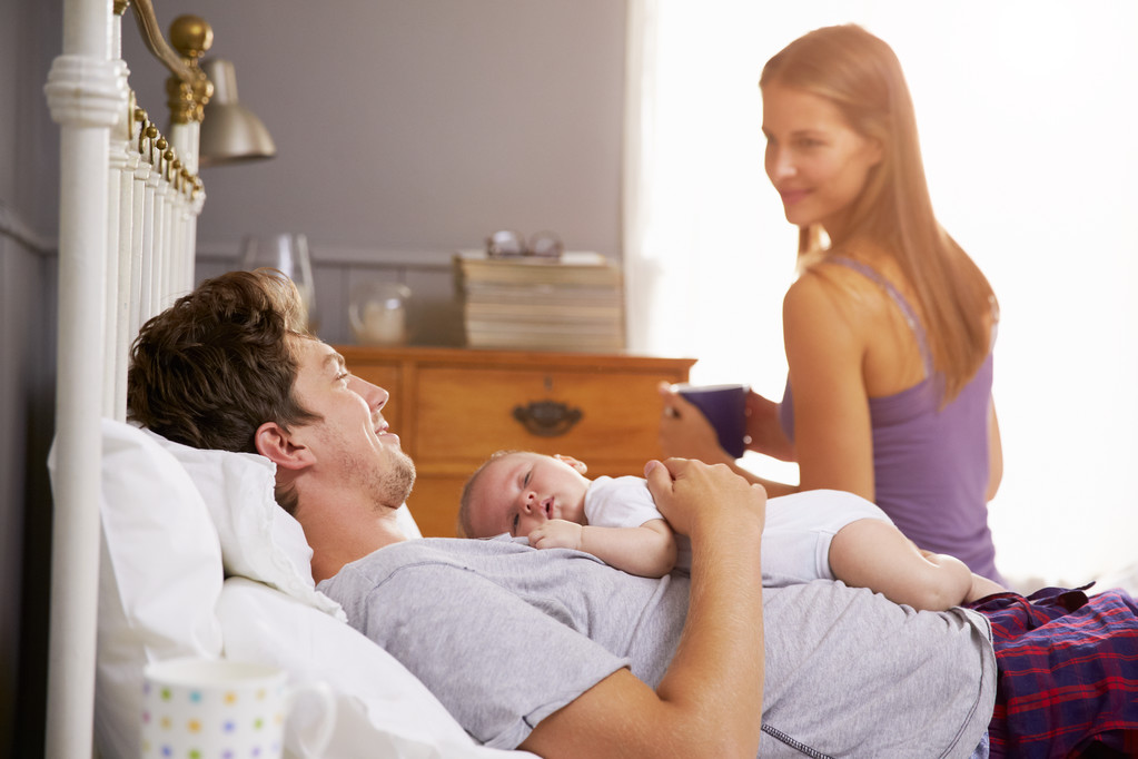 Rodziny w łóżku z córką noworodka - Zdjęcie, obraz