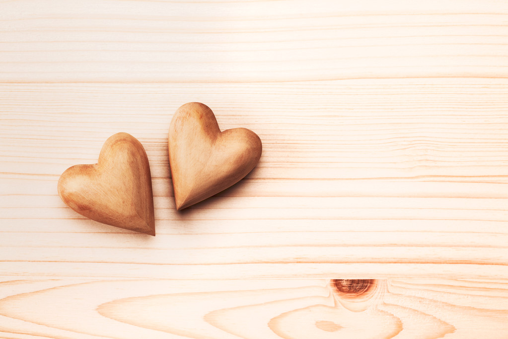 Dos corazones de madera
 - Foto, imagen