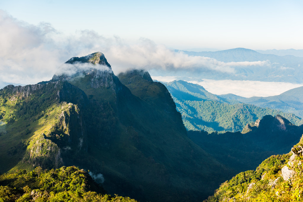 ландшафт горной долины тумана и облаков - Фото, изображение