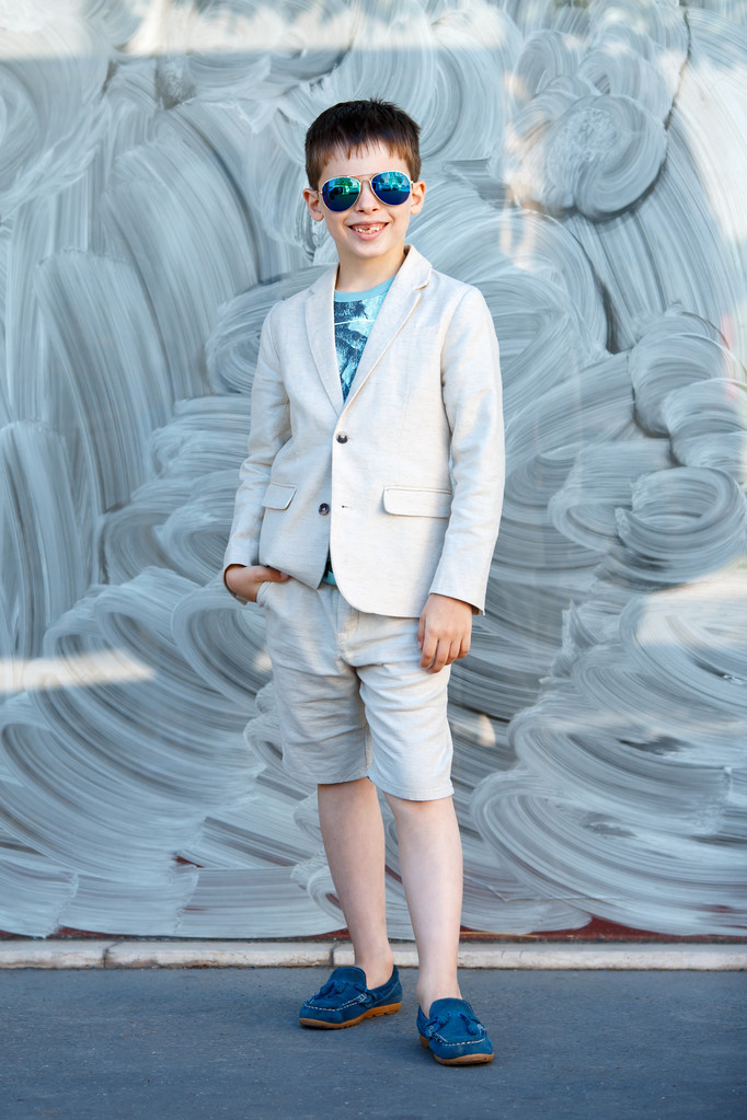 Mały chłopiec w ładny garnitur i okulary. Portret dzieci - Zdjęcie, obraz