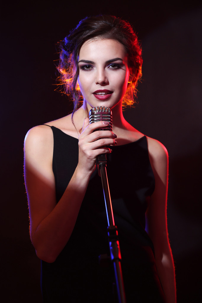 Fiatal énekes nő  - Fotó, kép