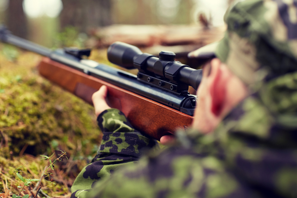 στρατιώτη ή κυνηγός κυνήγι με όπλο στο δάσος - Φωτογραφία, εικόνα