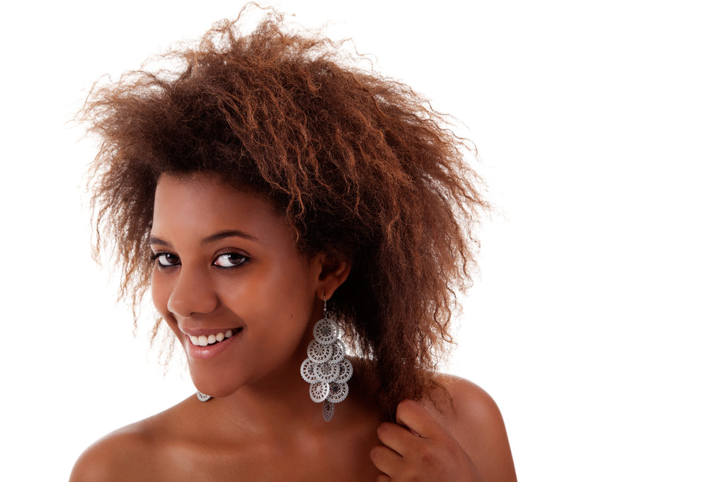 Красива чорна жінка, посміхається, ізольована на білому тлі
 - Фото, зображення
