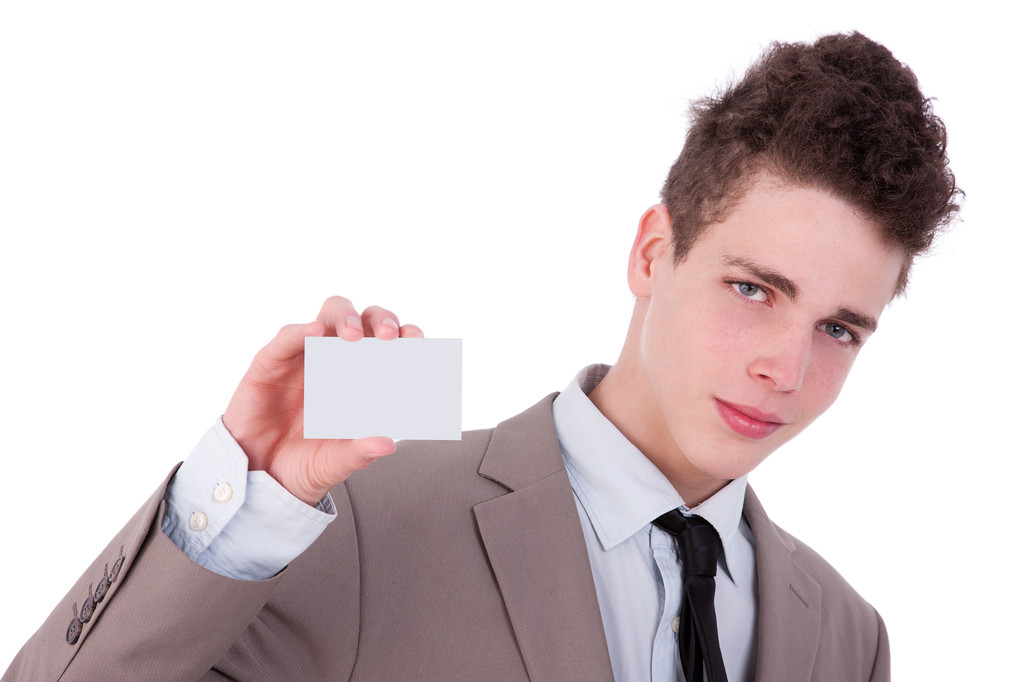 Молодий чоловік з порожньою візитною карткою в руці, ізольований на білому тлі. студійний знімок
 - Фото, зображення