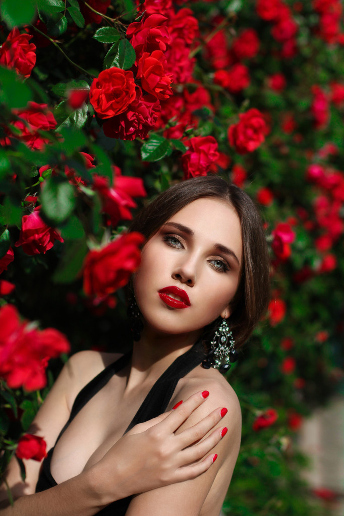 Portrét krásné mladé ženy v růžové zahradě, jaro ti - Fotografie, Obrázek