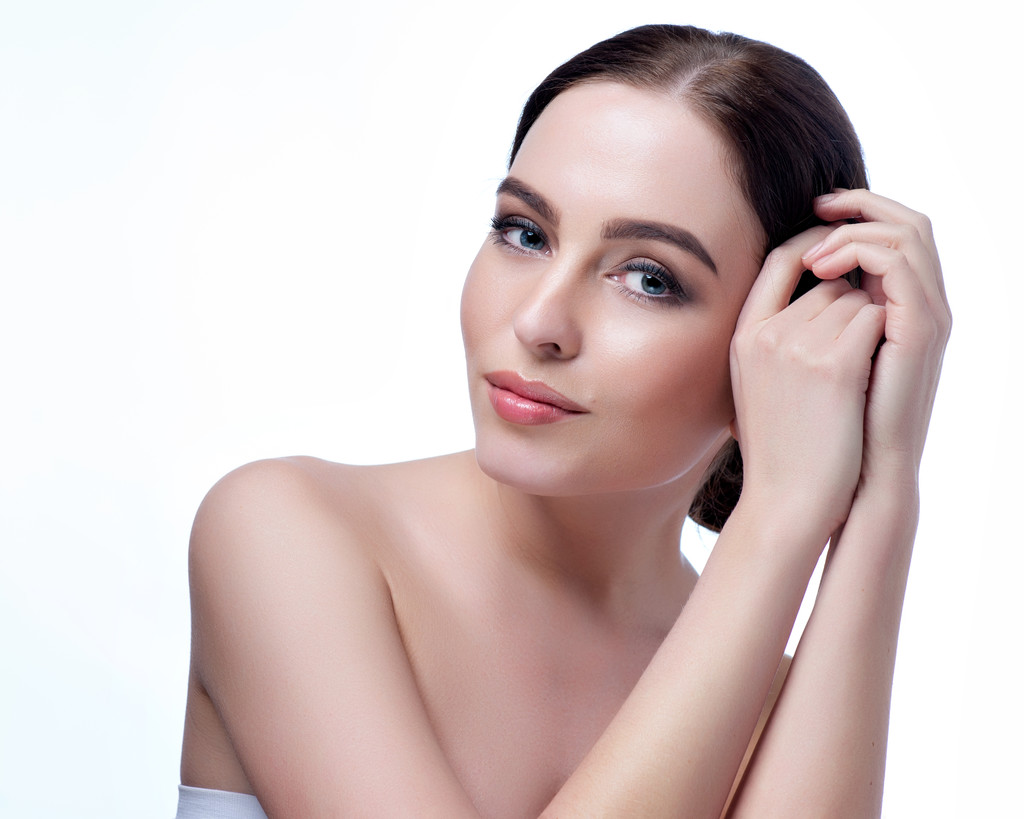 Mooi gezicht van jonge volwassen vrouw met schone frisse huid - geïsoleerd op wit - Foto, afbeelding
