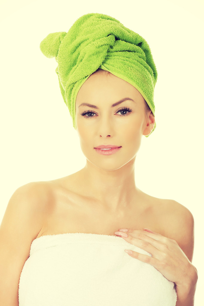 Γυναίκα ομορφιά με πετσέτα τουρμπάνι. - Φωτογραφία, εικόνα