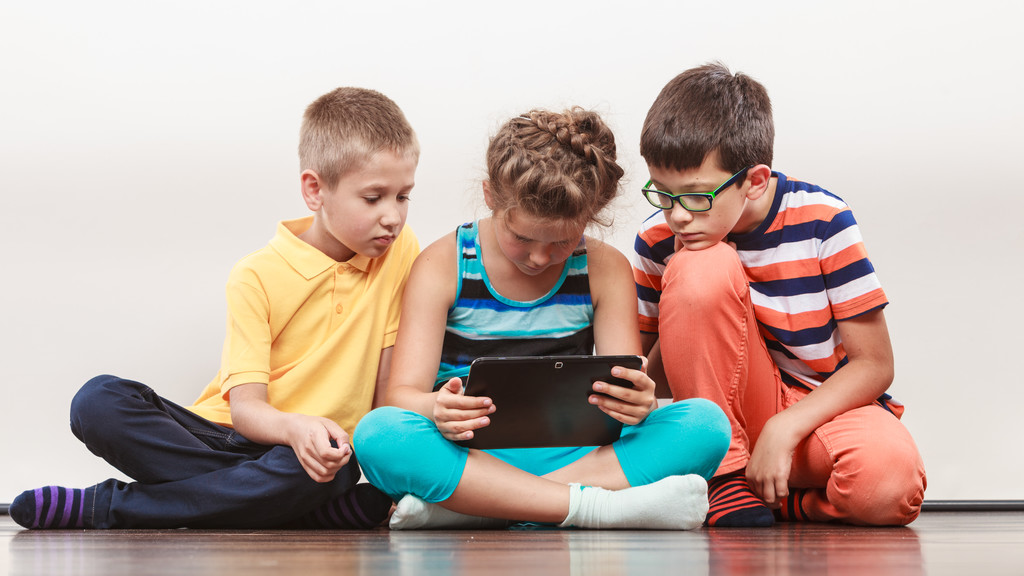 Niños jugando en la tableta
. - Foto, Imagen