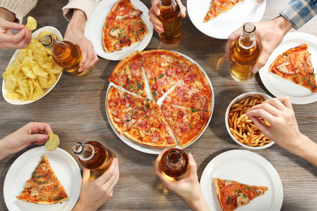 Дружеская вечеринка с горячей пиццей и напитками, крупным планом
 - Фото, изображение