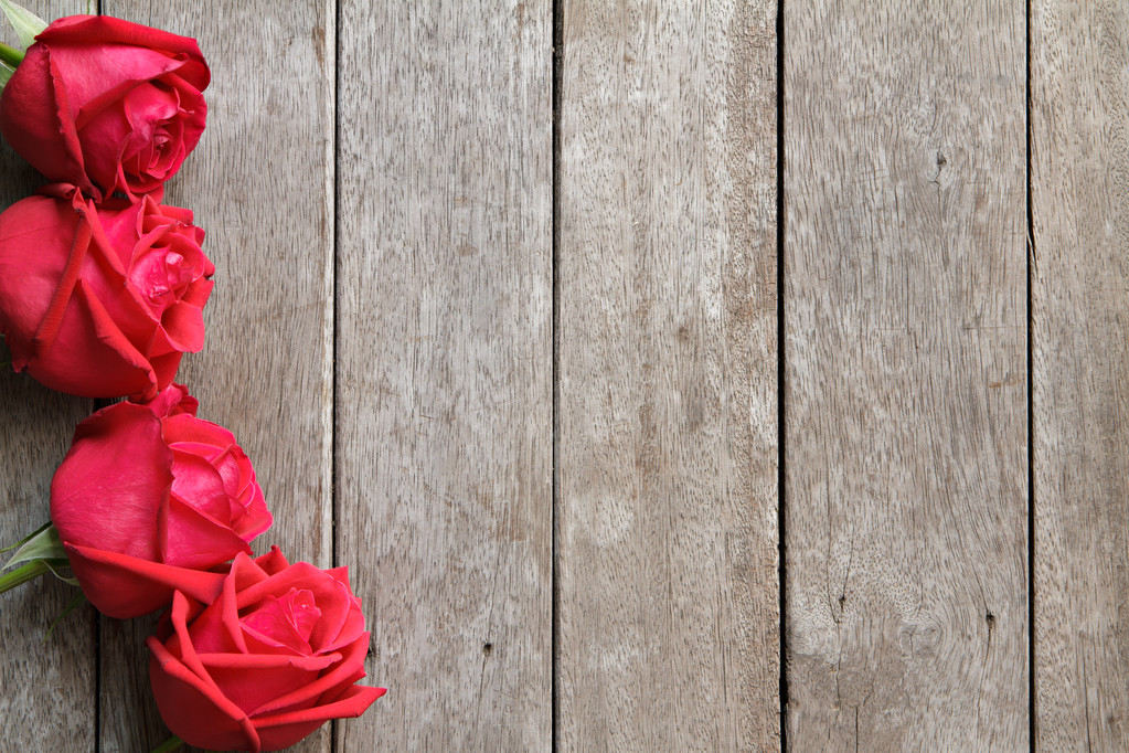 Fondo de San Valentín con rosas en madera
. - Foto, Imagen