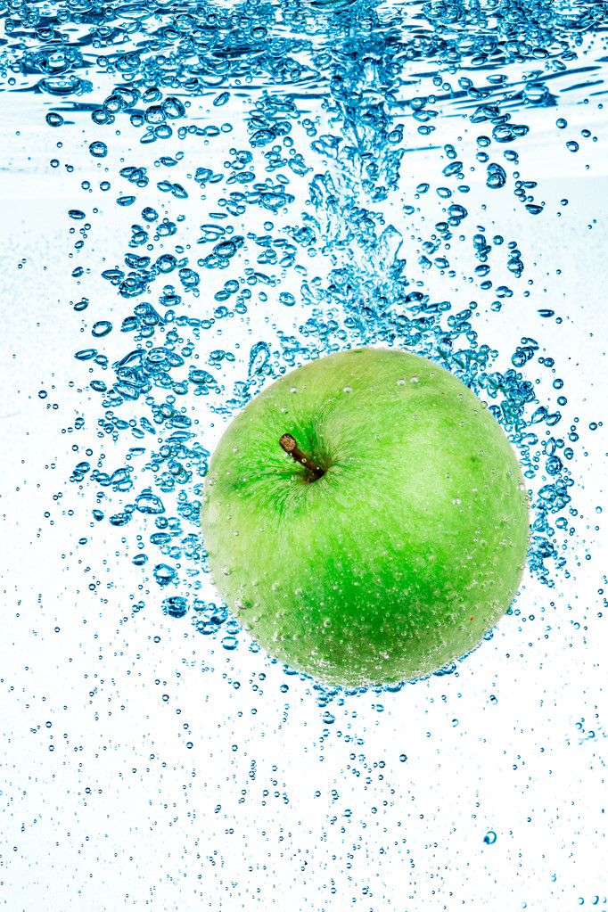 zelené jablko ve vodě. - Fotografie, Obrázek