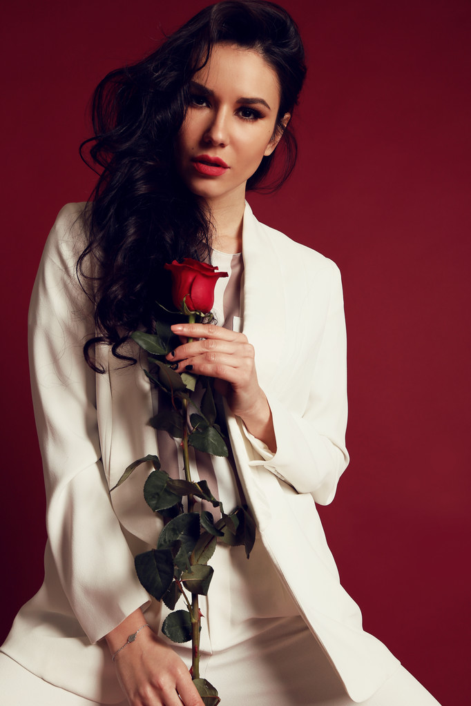 Szexi nő, piros rózsa - Fotó, kép